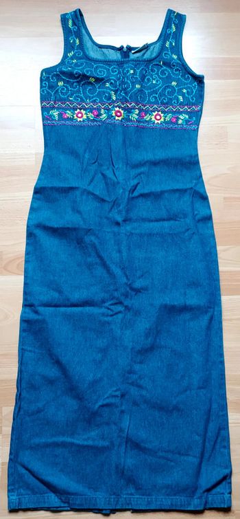 Longue robe en jeans avec motifs broderies colorées sur le haut