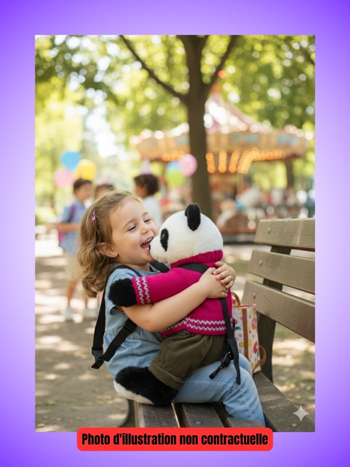 Sac à Dos Peluche Panda Blue Spirit – Pull Tricot Rouge – Pantalon Kaki – 43 cm × 31 cm – Neuf, Sans Étiquette - photo numéro 3