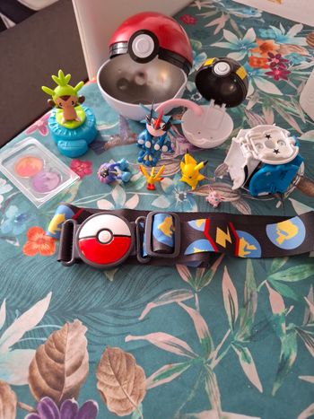 Magnifique lot de figurines pokemon avec ceinture 