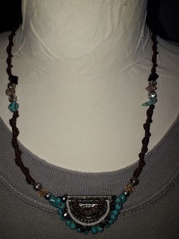 Collier ajustable fait mains