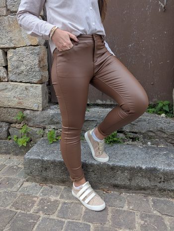 Pantalon huilé Séville marron simili cuir
Taille 34