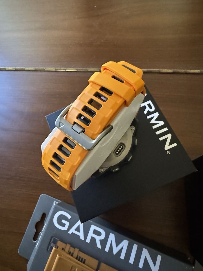 Montre connectée Garmin fenix 8 47 mm AMOLED saphir titane orange étincelant graphite - photo numéro 3