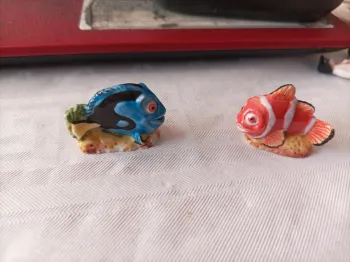 Lot 2 fèves poissons Disney