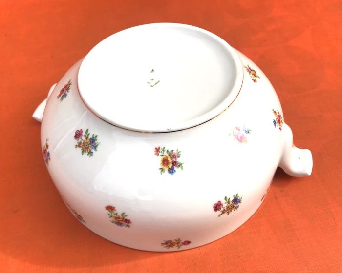 Ancienne soupière  P.N France  Porcelaine blanche liseré or à décor brassées de fleurs - photo numéro 6