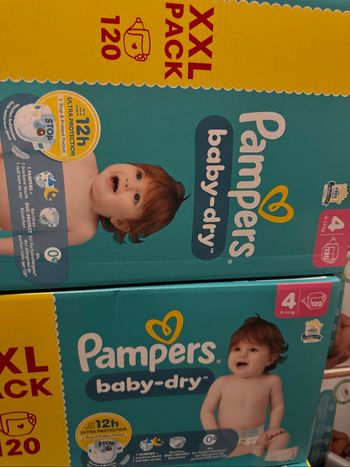 Un lot de deux cartons de couches Pampers taille4 Soit un total de 240 couches