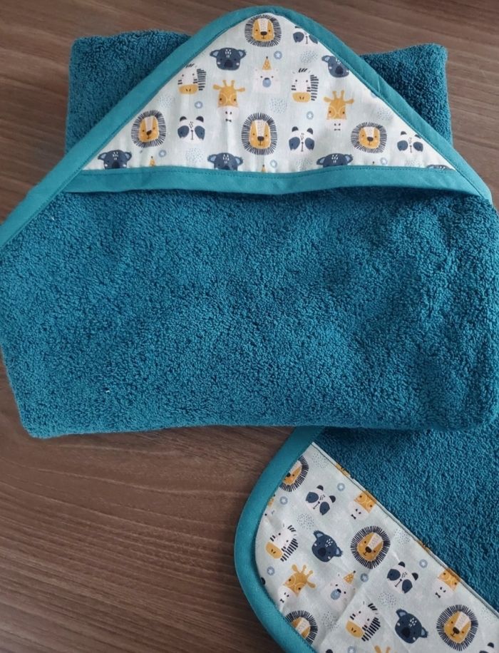 Lot cape de bain et bavoir - photo numéro 2