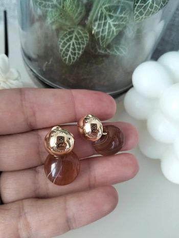 Petites boucles d'oreilles marron doré