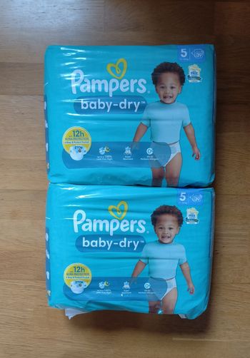 2 paquets de couches Pampers baby dry taille 5
