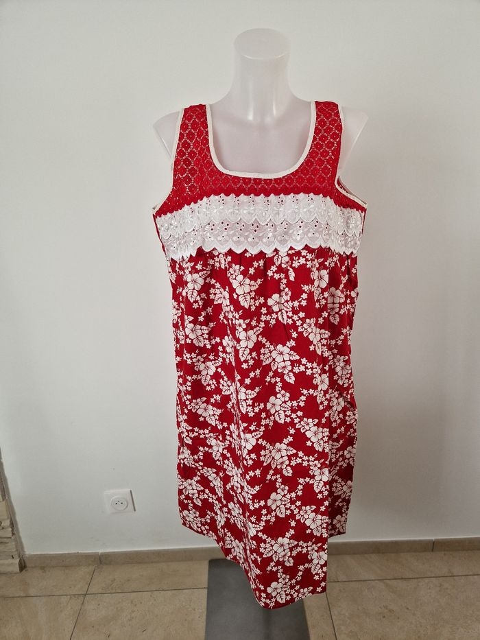Robe polynésienne rouge a fleurs blanche à définitions dentelle