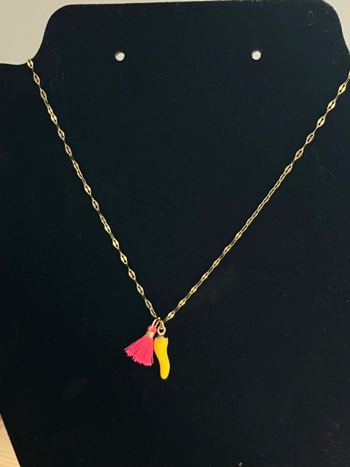 Collier chaîne en acier inoxydable dorée et pendentif pompon et piment - photo numéro 2