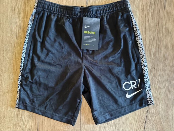 Short Nike dri-fit taille S 8-9 ans neuf avec étiquettes