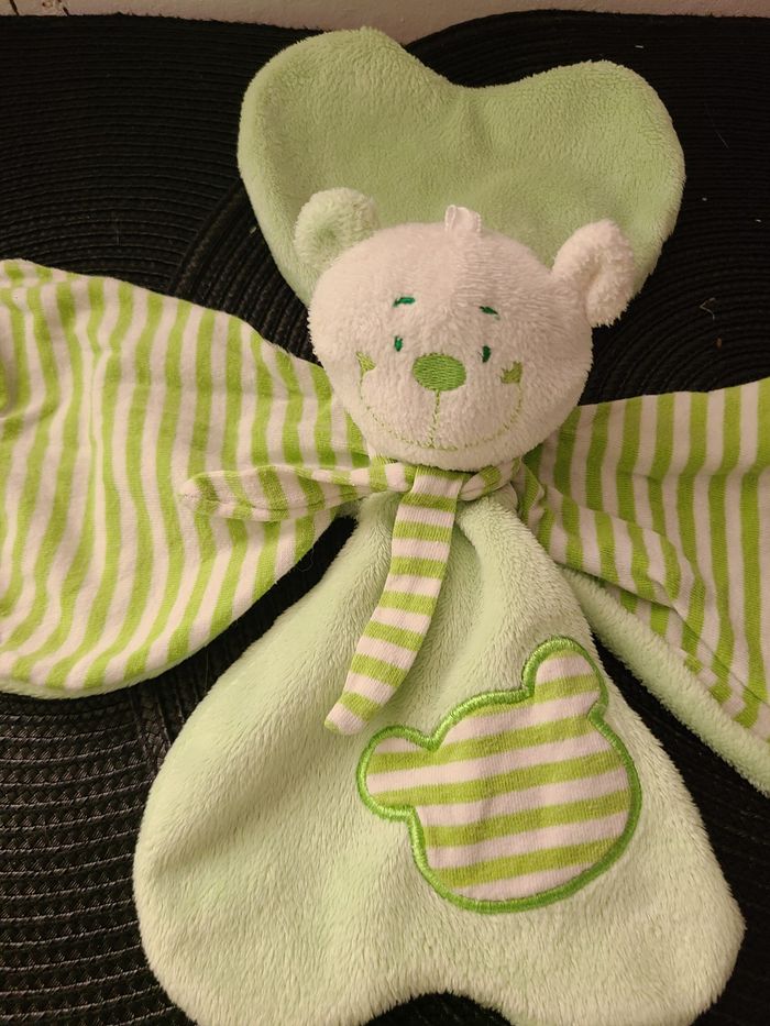 DOUDOU PLAT FILOUDOU OURS VERT RAYE BLANC FLEUR PETALES TREFLE ECHARPE - photo numéro 3