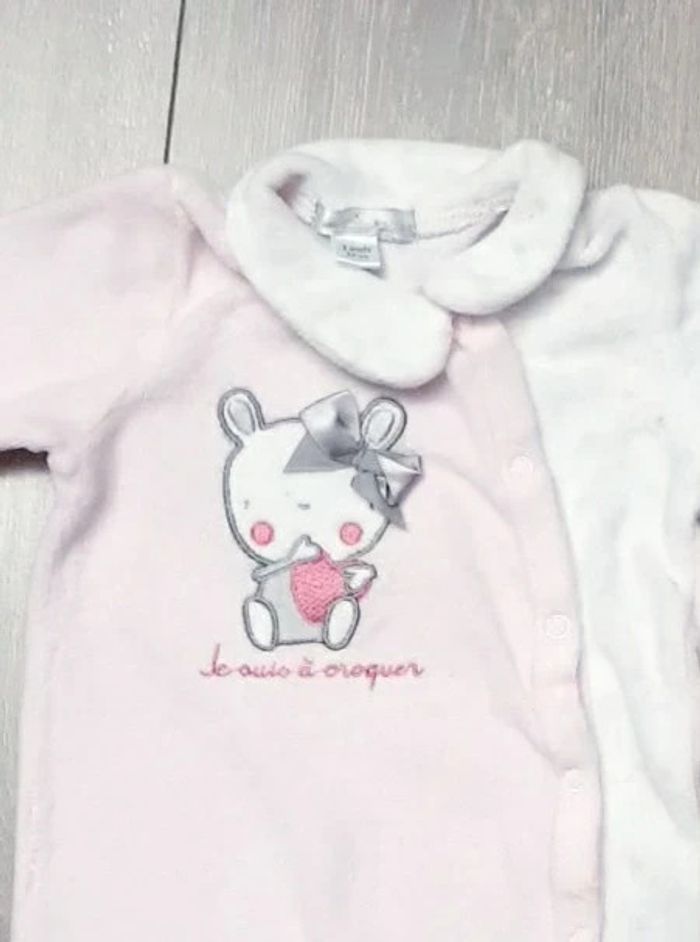 Pyjama en velour rose et blanc. Fille 3 mois. Marque Les petits cailloux - photo numéro 2