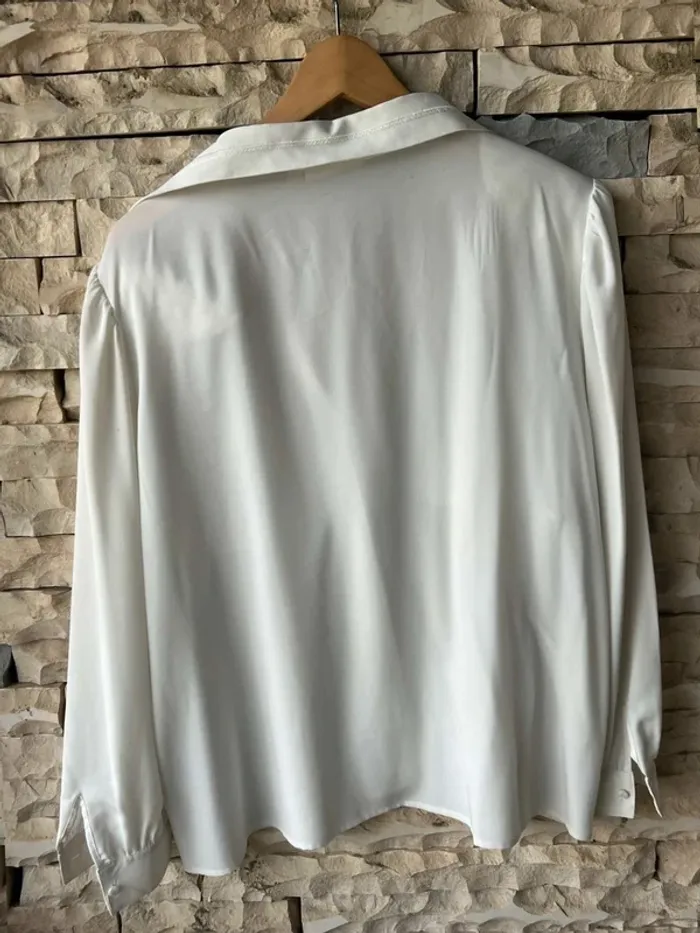 Chemise taille 46  blanche  épaulettes  rembourrés - photo numéro 4
