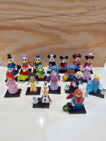 Lot 23 : 20 minifigurines disney