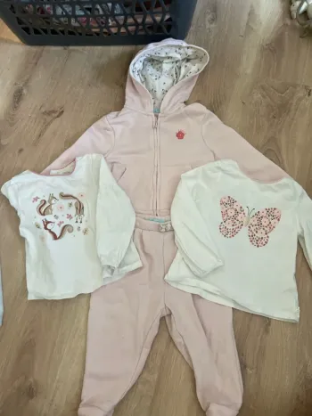Ensemble jogging rose pale et t shirts