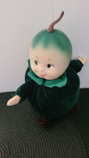 Poupée Kiwi Fruit Baby/People 1999 Tête en plastique Corps en tissu Haricot Vintage