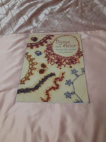 Livre bijoux avec Alice