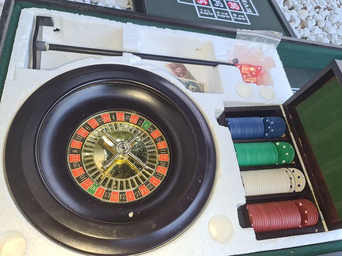 Jeu de casino 3 en 1, Roulette, coffret en bois de 100 jetons, 5 dés, 3 tapis de jeu, 1 ramasse jetons, - photo numéro 4