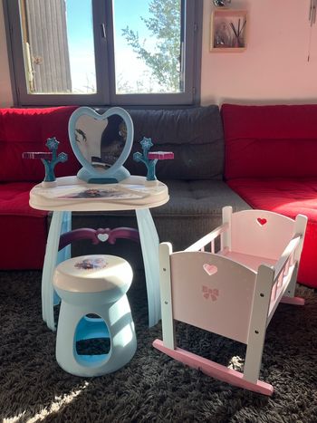 Lot lit poupon + coiffeuse avec son tabouret