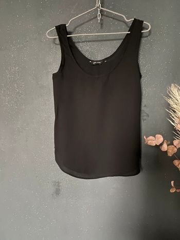 Top loose noir forme évasée