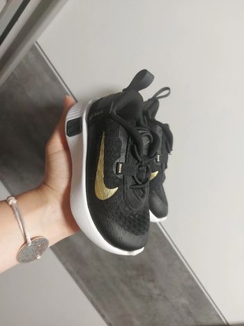 Baskets Nike taille 22 neuve