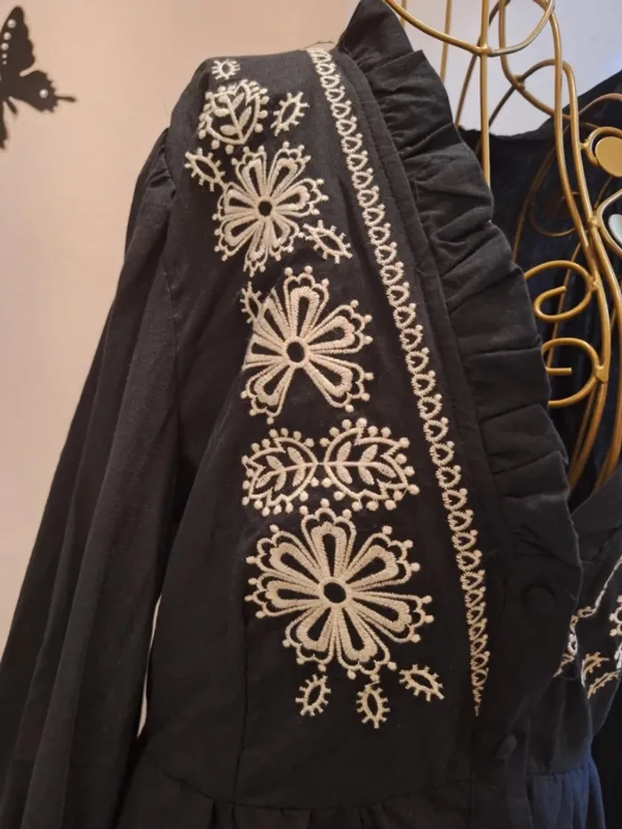 Robe noire en coton brodé - photo numéro 3