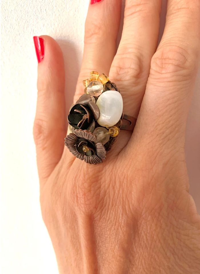 Bague ajustable style baroque avec fleurs, pierres et perles - photo numéro 4