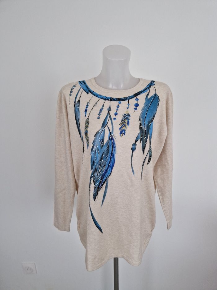 Haut beige crème motif plumes bleues avec perles argentées H&L
