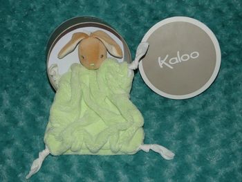 Doudou plat lapin vert beige Kaloo plume 🐰Neuf