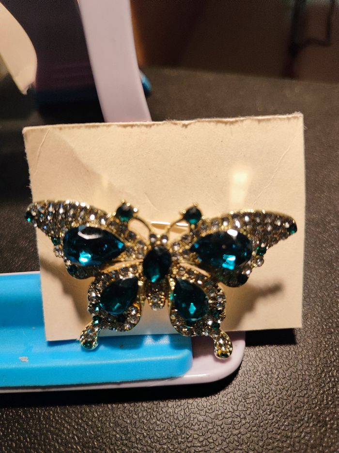Superbe papillon bleu avec strass neuf - photo numéro 2