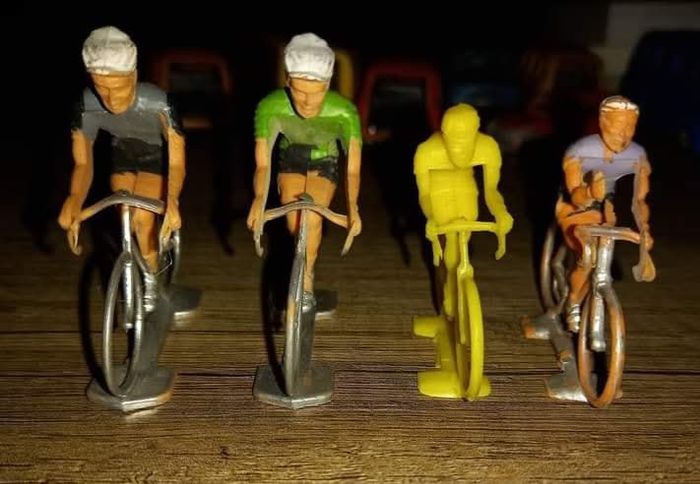Lot 4 cyclistes anciens en plastique - photo numéro 3