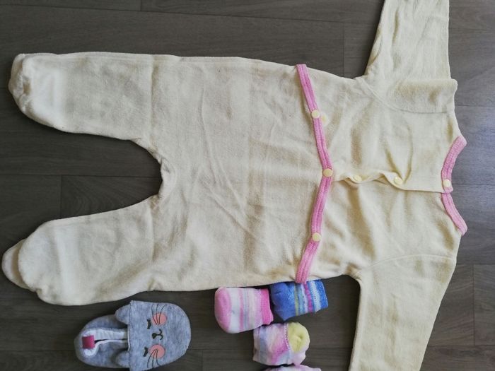 Lot pyjama , chausson et 4 paires chaussettes 3 mois fille - photo numéro 2