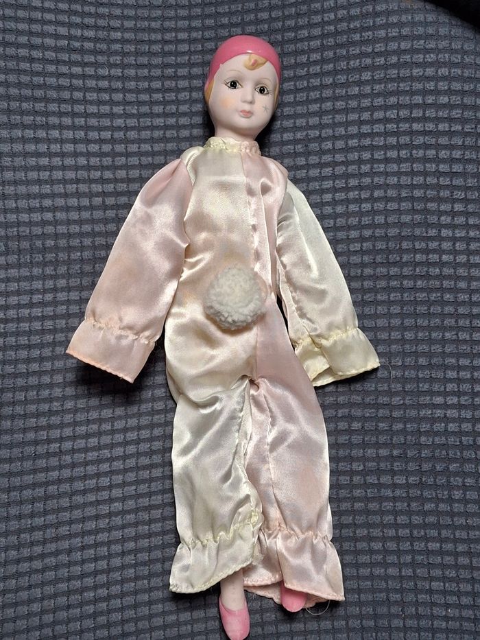 Poupée en porcelaine - photo numéro 2