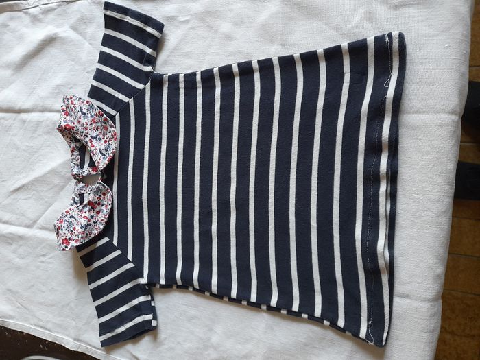 Robe avec col à fleurs