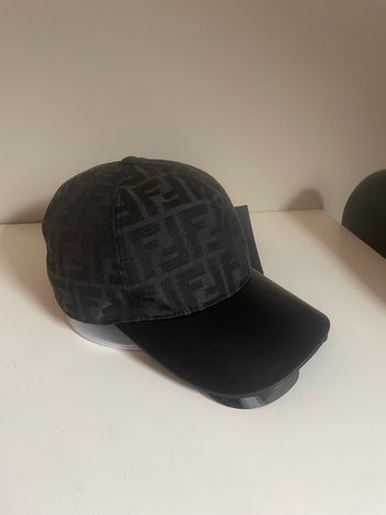 casquette fendi