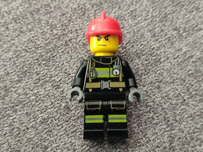 Figurine pompier LEGO - casque rouge - vrai Lego