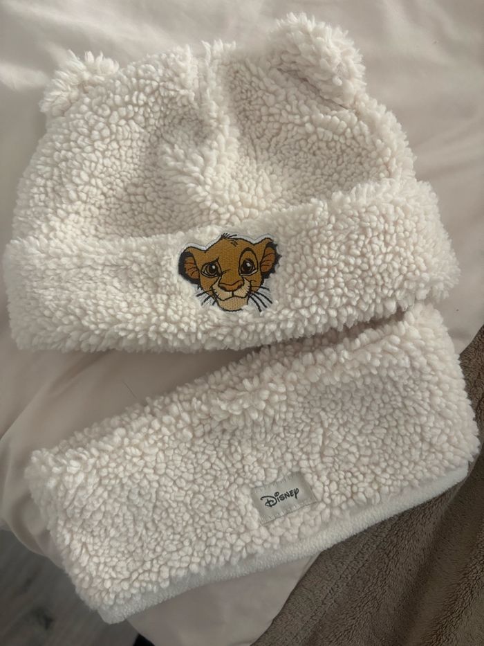 Lot écharpe avec bonnet roi lion