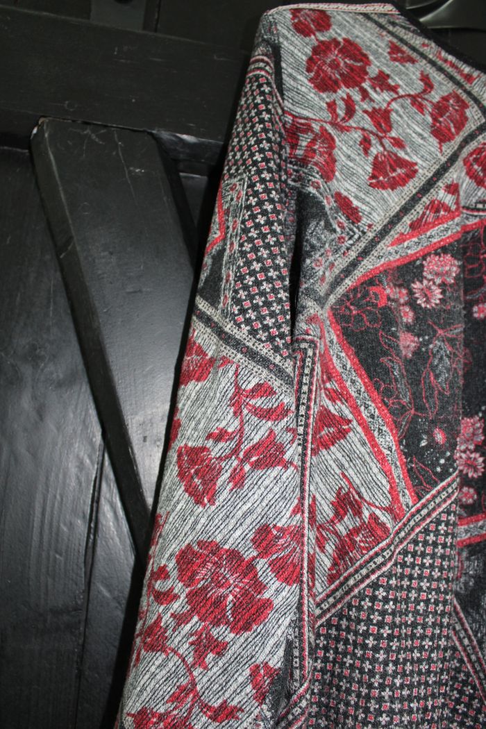 Pull fin noir, gris et rouge - photo numéro 5