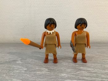 2 femmes préhistorique Playmobil 