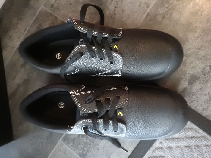 Chaussures de sécurité homme taille 44 neuve - photo numéro 2