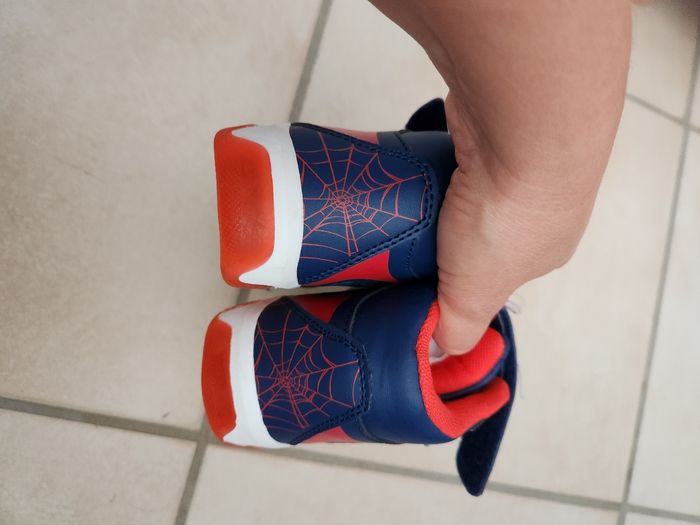 Baskets lumineuses.Spiderman pointure 25 - photo numéro 4