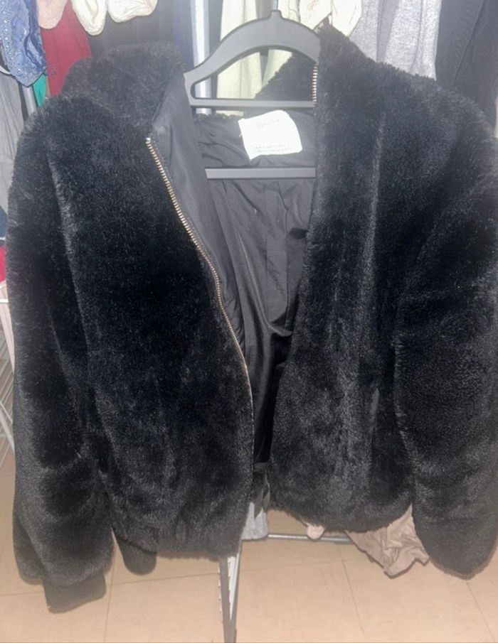 Veste fausse fourrure noir Bershka