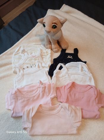 Bodies fille 3 mois tres bon etat 