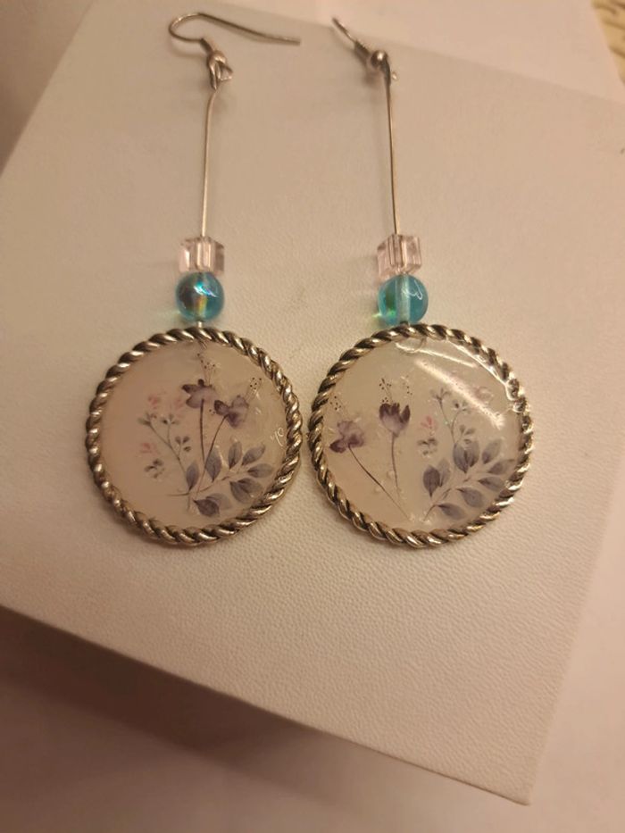 Boucles d'oreilles pendante en résine florale - photo numéro 10