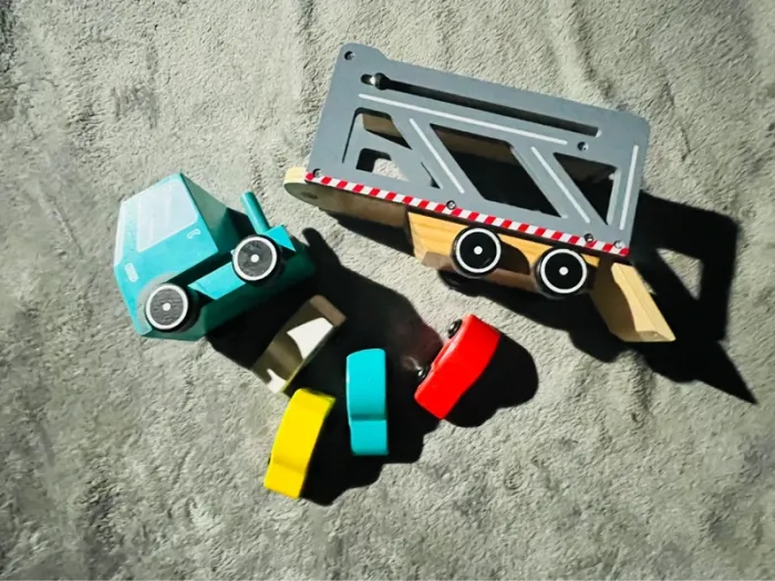 Camion en bois + 4 voitures - photo numéro 3