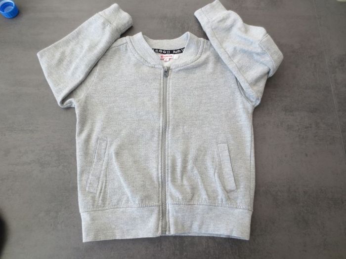 Gilet gris avec poches