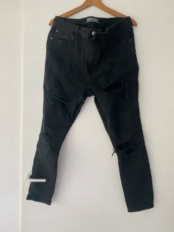 Jeans taille haute à trou noir