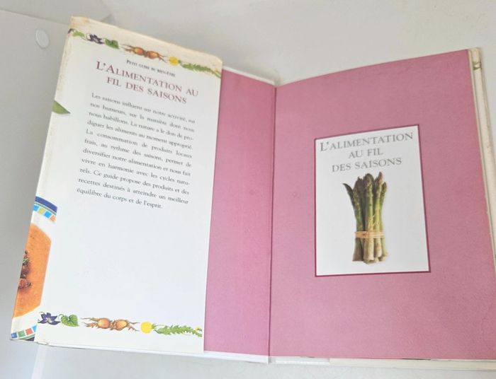 "Petit guide du bien-être. L'alimentation au fil des saisons".
60 pages.
ISBN : 3.8290.3662.0 - photo numéro 3