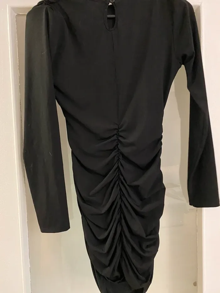 Robe noir ouverte devant - photo numéro 3